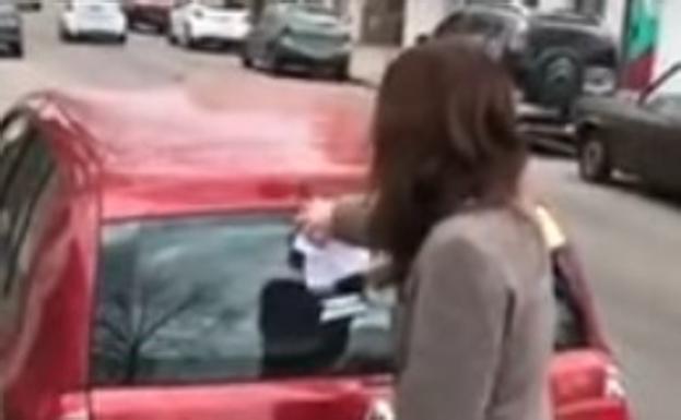 Aparcan frente a su garaje durante tres horas y graba la increíble